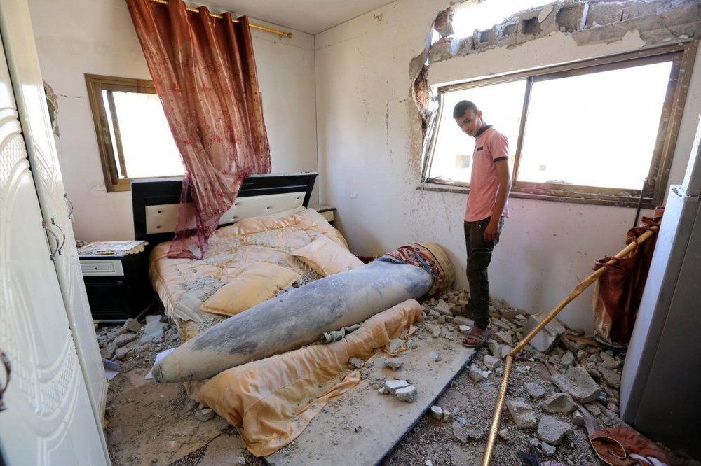 FOTO // O familie din Gaza s-a trezit cu o rachetă israeliană pe pat, neexplodată